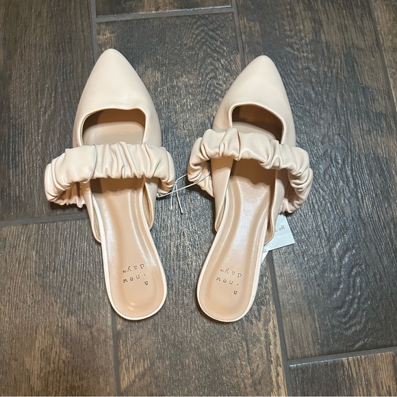 Tan Mule Flat slide loafers size 7.5 NWT - Picture 3 of 4